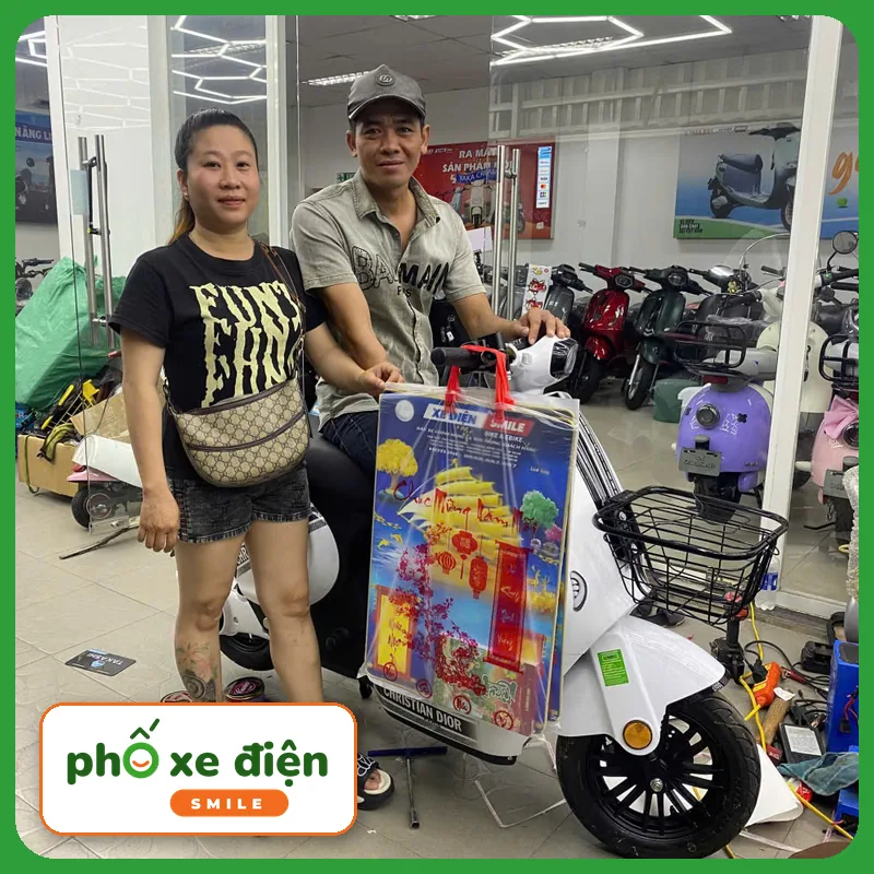 Khách nhận xe tại Xe Điện Smile