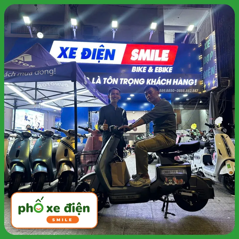 Khách nhận xe tại Xe Điện Smile