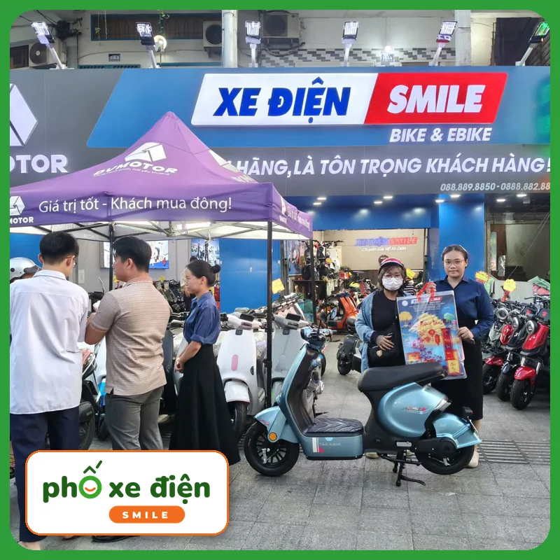Khách nhận xe tại Xe Điện Smile
