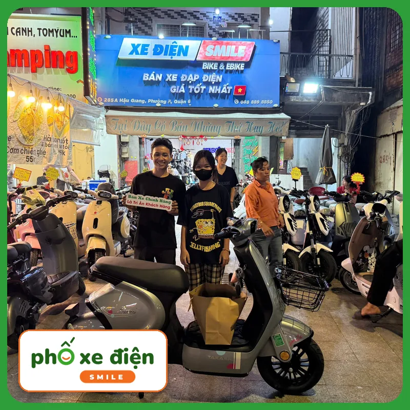 Khách nhận xe tại Xe Điện Smile